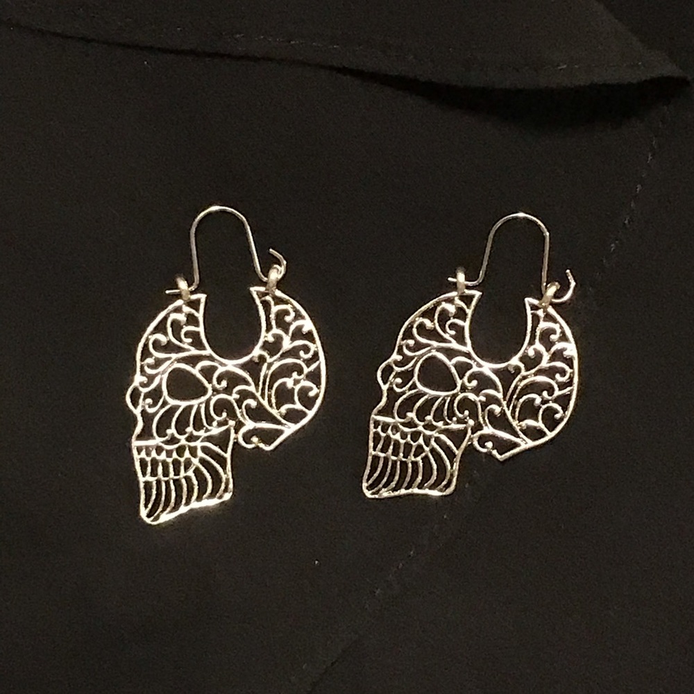 Scrollwork skull profile earrings. - Picture 2 of 2